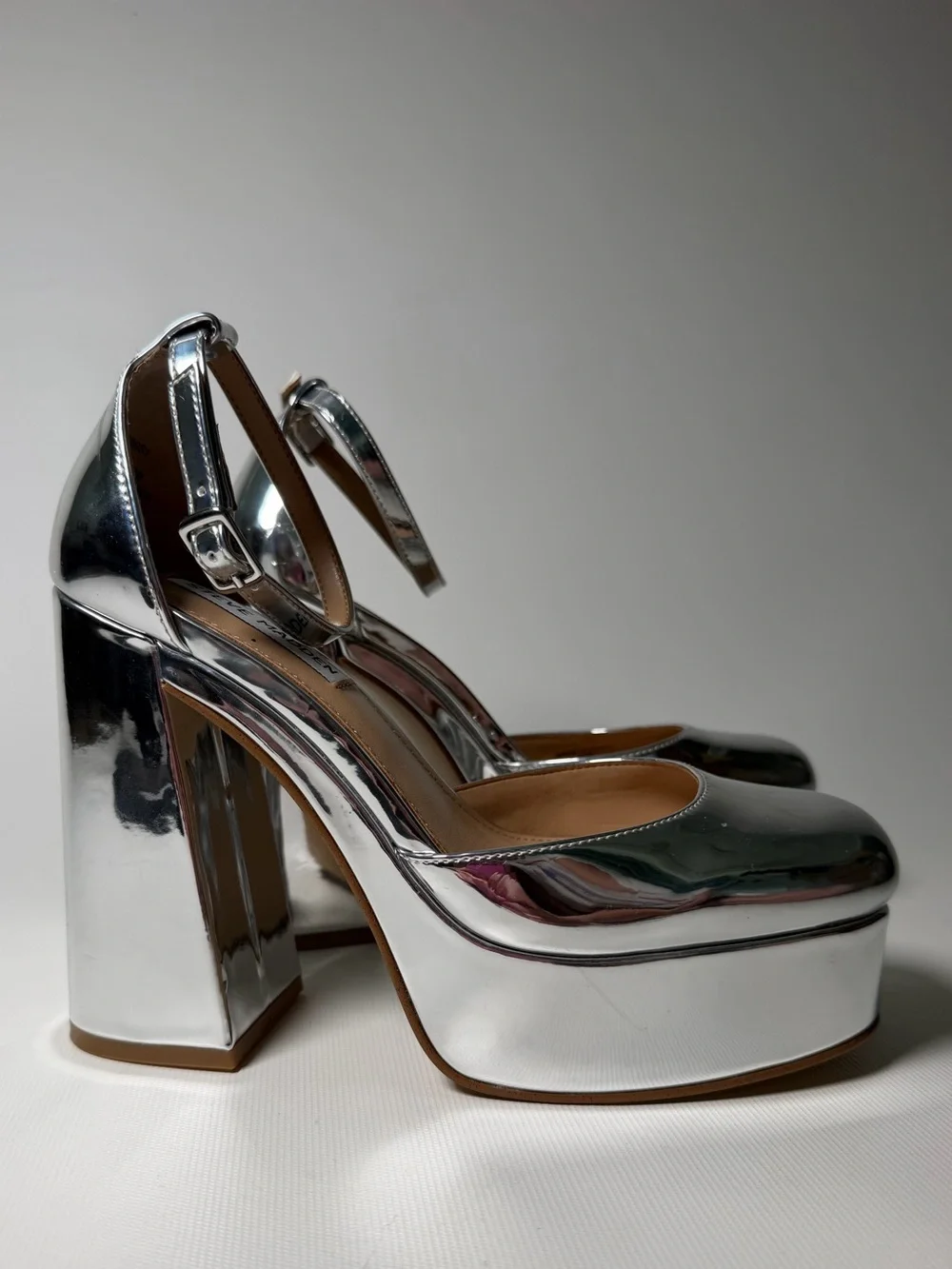 Like New - Steve Madden Silver Platform Mary Jane Heels - sz 6